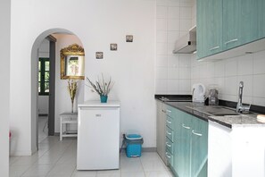 Frigorífico, microondas, placa de cocina y lavavajillas