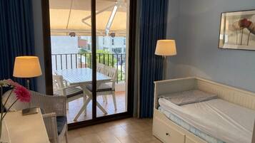 2 bedrooms, iron/ironing board, bed sheets