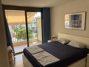 2 bedrooms, iron/ironing board, bed sheets