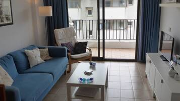 Televisie, een dvd-speler en een stereo