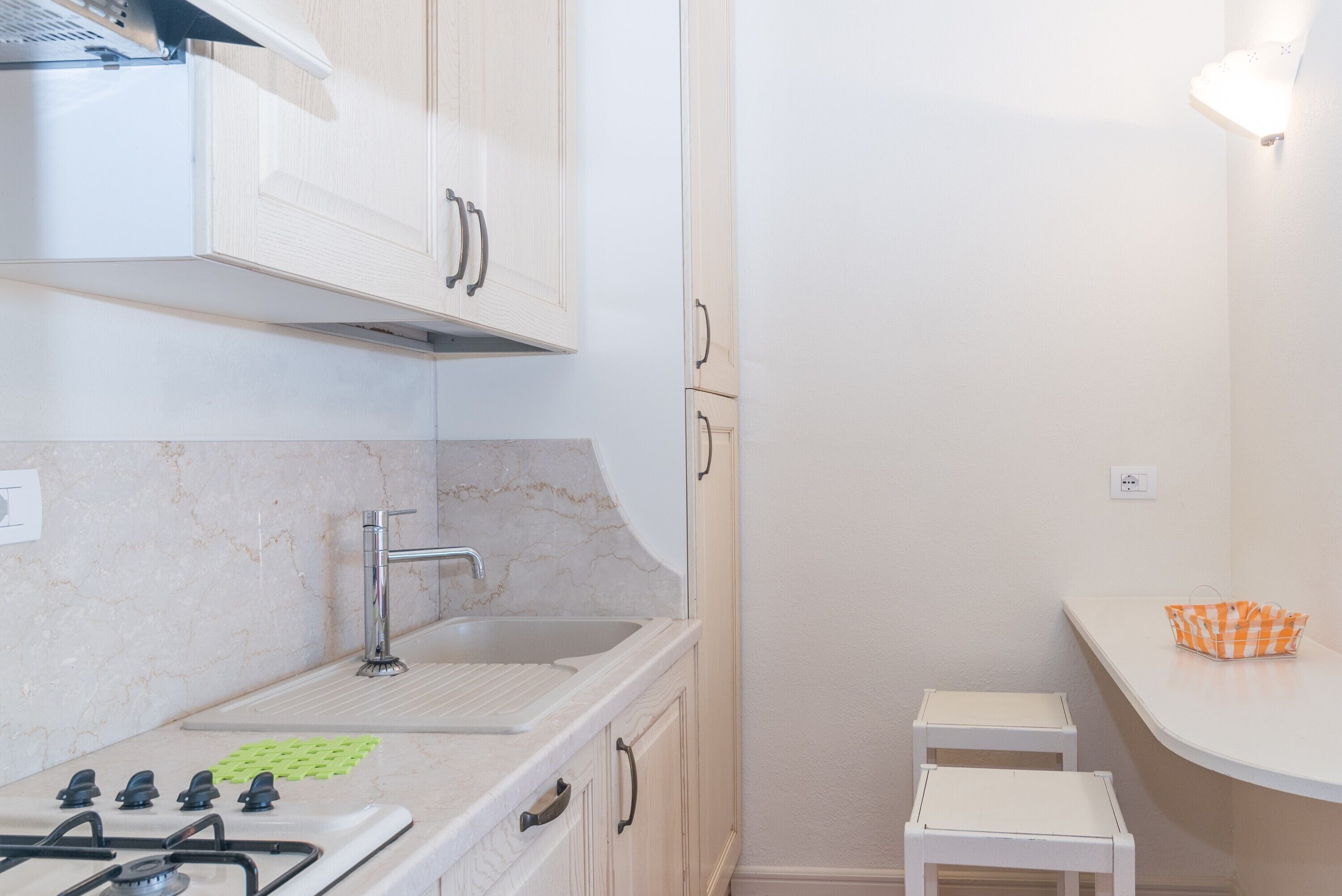 冷蔵庫、オーブン、コンロ、食器洗い機