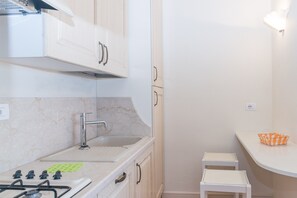 Frigorífico, horno, placa de cocina y lavavajillas