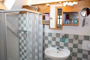 Dusche, Haartrockner, Handtücher
