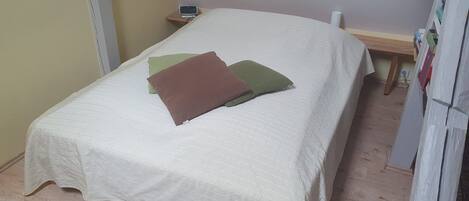 1 camera, una scrivania, Wi-Fi, lenzuola