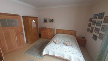 1 bedroom, desk, WiFi, bed sheets