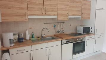 Kühlschrank, Ofen, Geschirrspüler, Hochstuhl