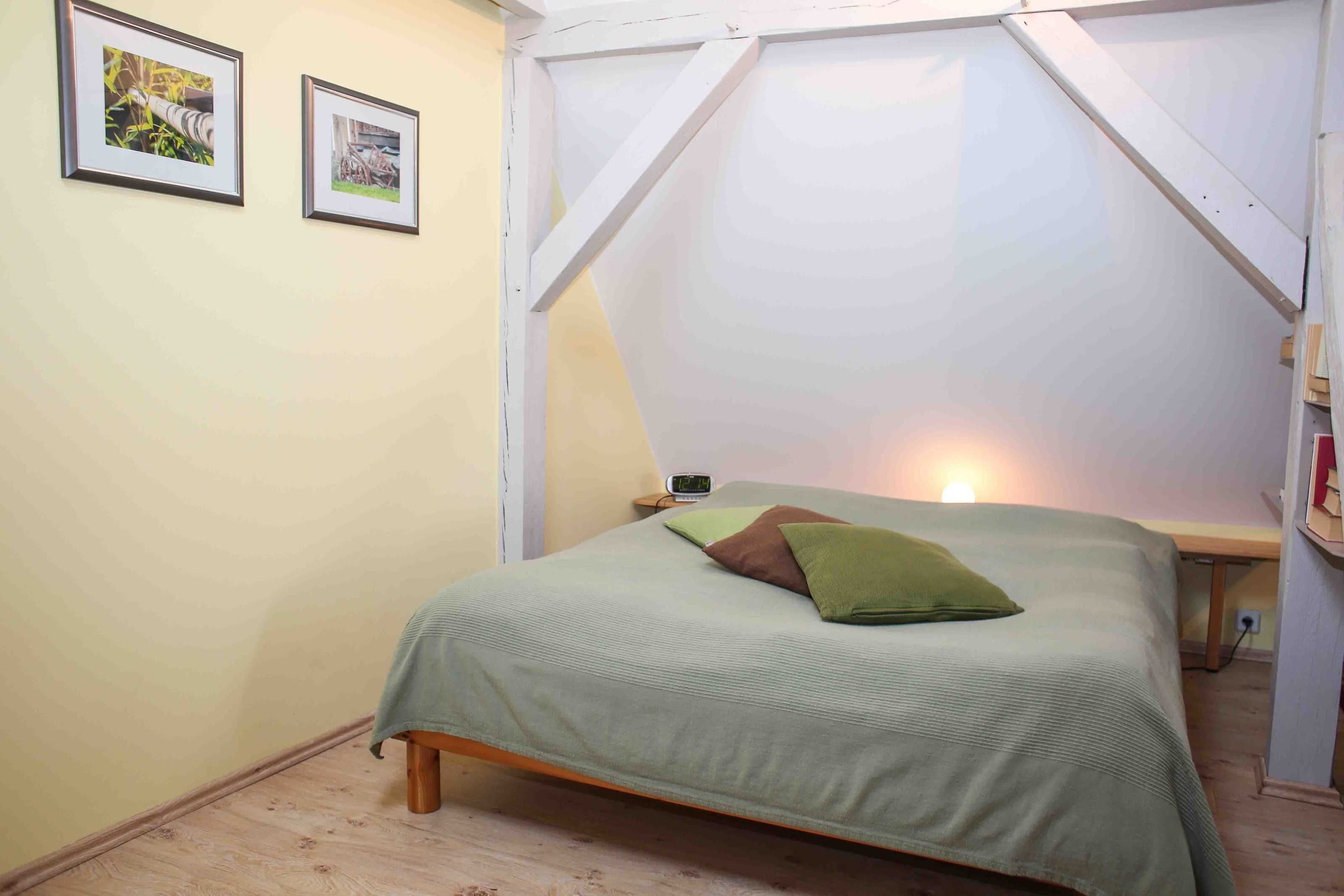 1 bedroom, desk, travel crib, WiFi