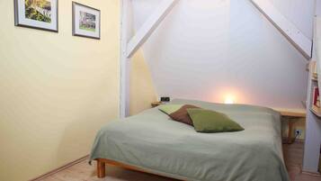 1 bedroom, desk, travel crib, WiFi