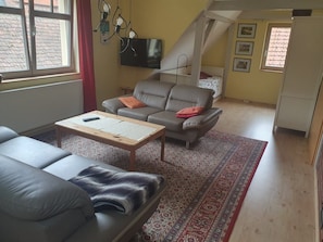 TV, fireplace