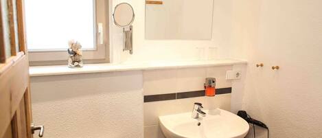 Een haardroger, handdoeken