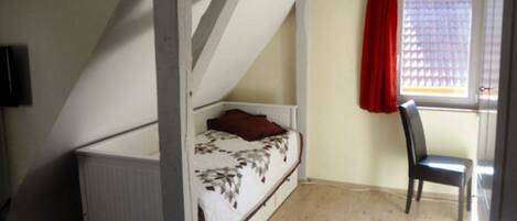 1 bedroom, travel cot, WiFi, bed sheets