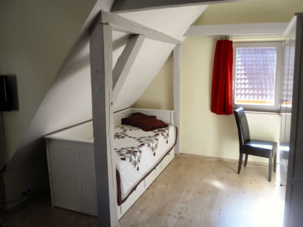 1 bedroom, travel cot, WiFi, bed sheets