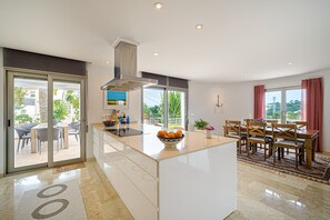 雪櫃、微波爐、焗爐、爐具