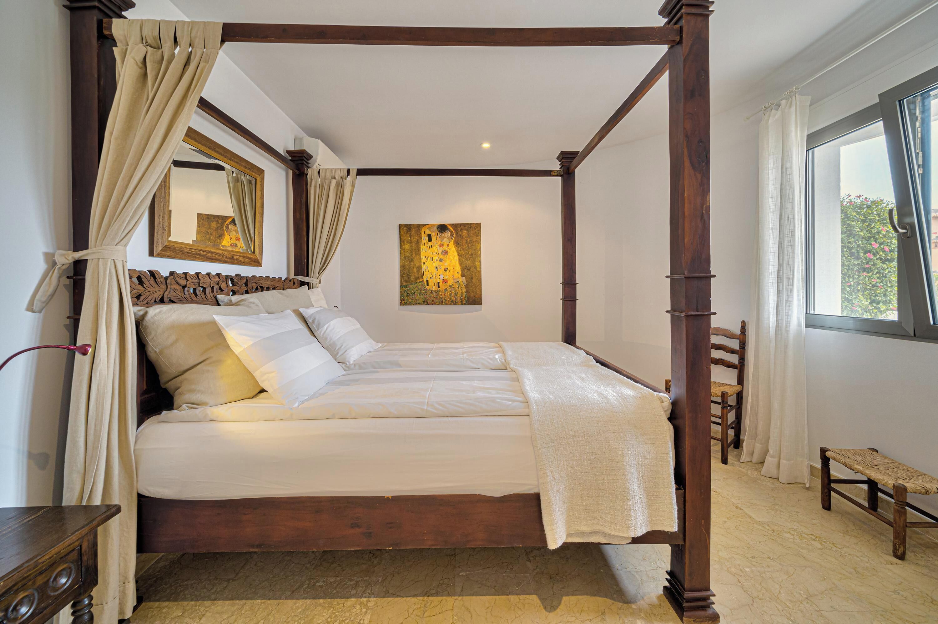 5 bedrooms, iron/ironing board, free WiFi, bed sheets