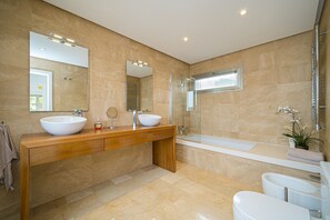 Bathtub, hair dryer, towels - Villa "Casa Delfin" with Pool, Garden & Wi-Fi (Moraira)