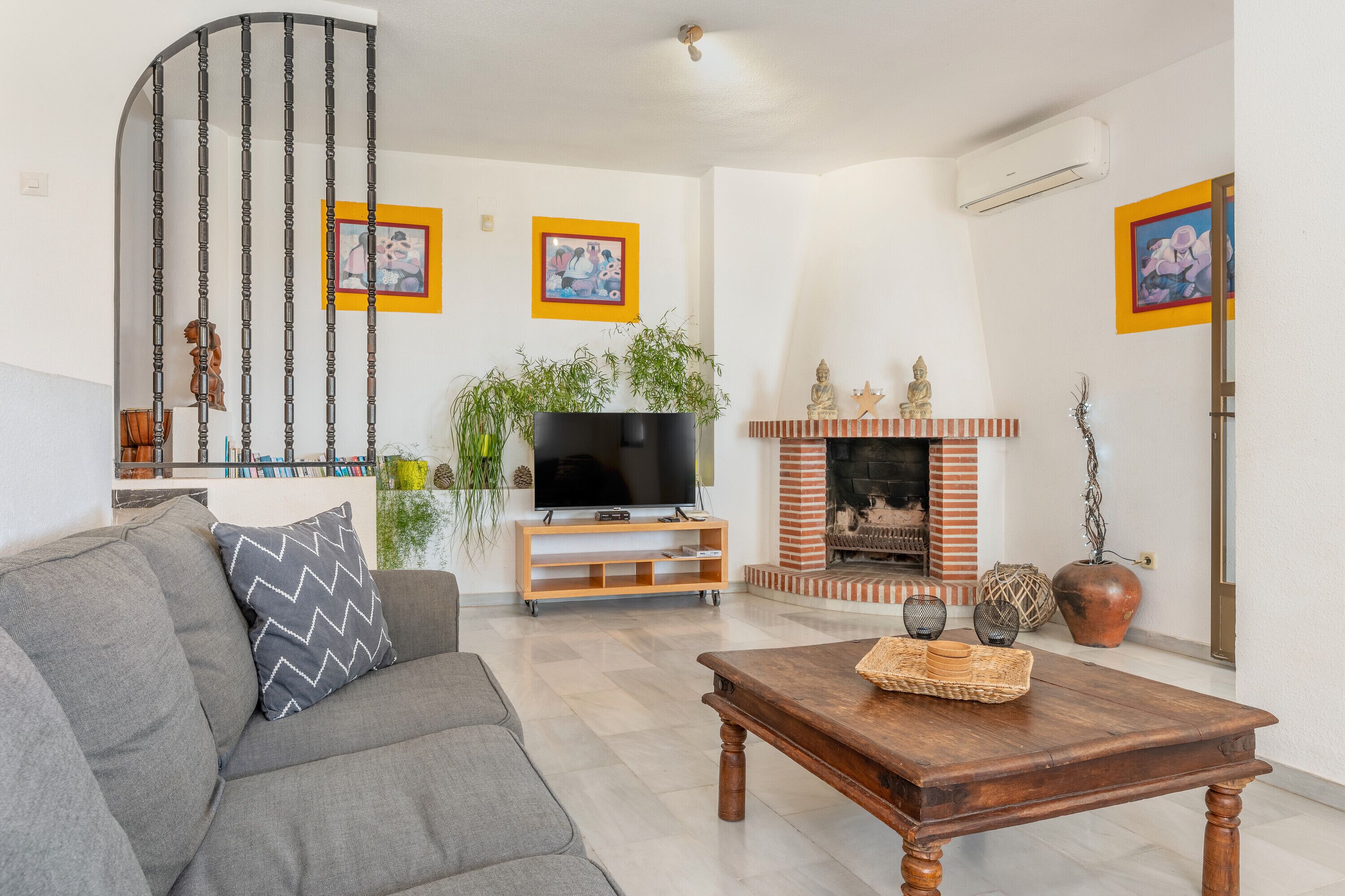 Télévision, cheminée, lecteur de DVD, chaîne hi-fi