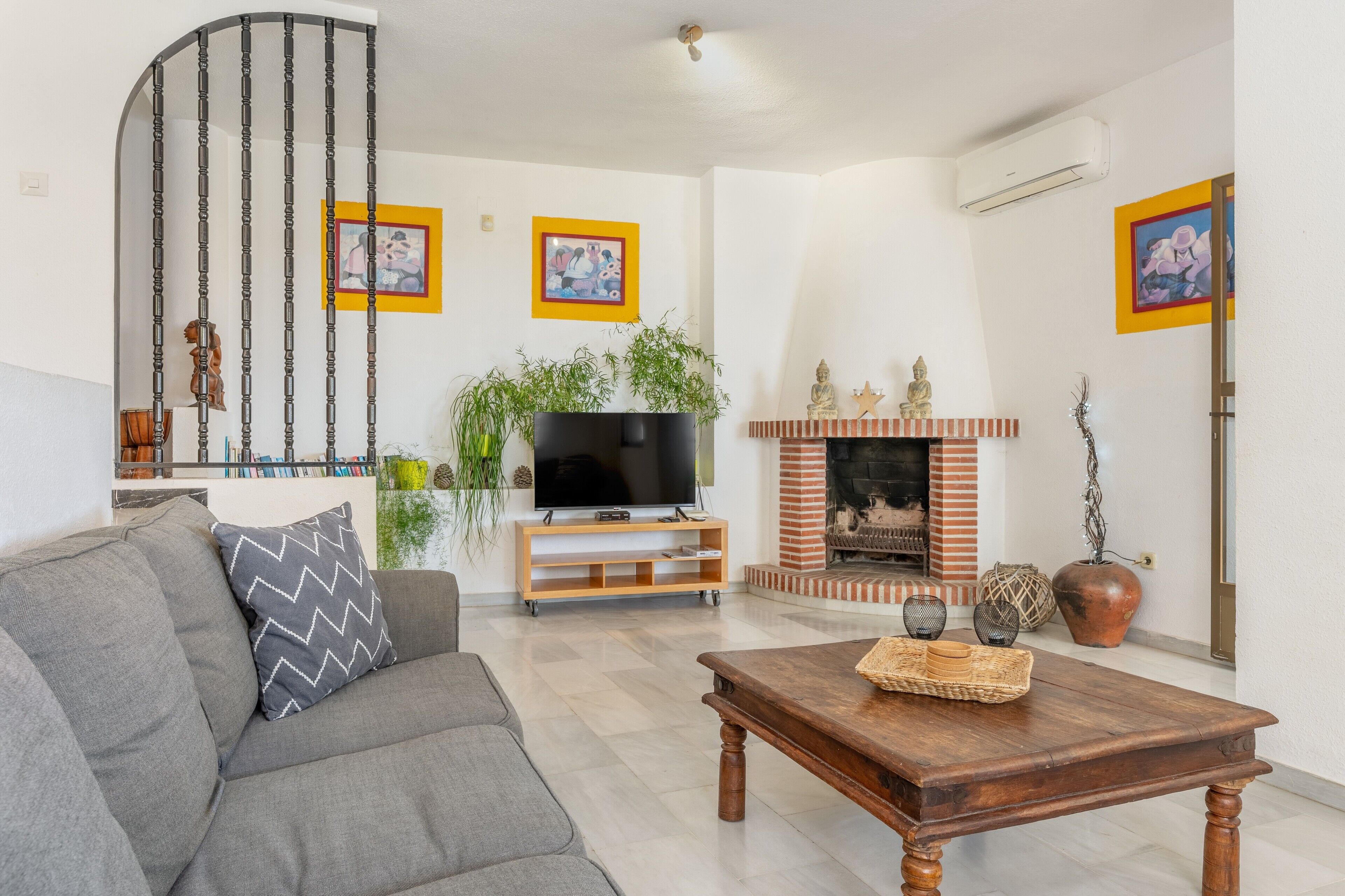 Televisión, chimenea, reproductor de DVD y estéreo 