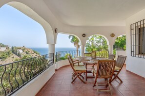 تناول الطعام بالخارج