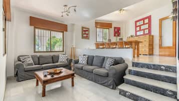 Televisión, chimenea, reproductor de DVD y estéreo