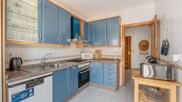 Frigorífico, microondas, horno y placa de cocina