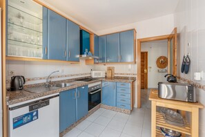 Frigorífico, microondas, horno y placa de cocina