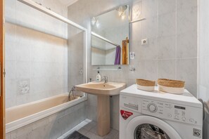 أحواض استحمام، مجففات شعر، مناشف