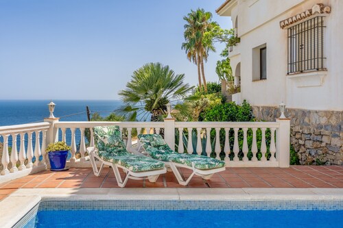 Villa Andaluza with Sea View, Pool, Garden & Wi-Fi