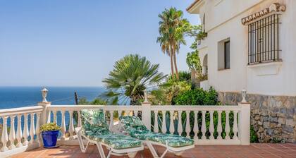 Villa Andaluza with Sea View, Pool, Garden & Wi-Fi