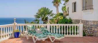 Villa Andaluza with Sea View, Pool, Garden & Wi-Fi