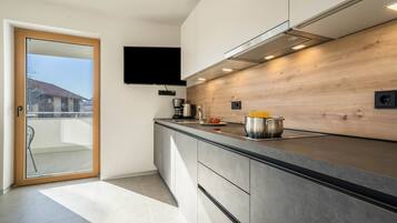 Frigorifero, piano cottura, lavastoviglie, macchina per tè/caffè