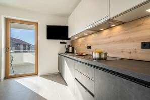 Fridge, stovetop, dishwasher, coffee/tea maker