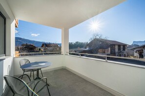 Outdoor dining - Apartment "Sunnig - Sonnenaufgang" with Mountain View, Balcony & Wi-Fi (Völlan)
