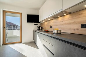 Geladeira, cooktop, lava-louças, cafeteira/chaleira