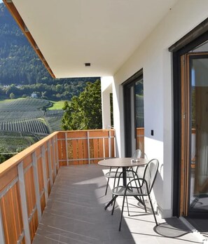 Outdoor dining - "Sunnig - Apartment Morgensonne" with Mountain View, Balcony & Wi-Fi (Völlan)