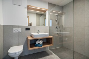 Shower, hair dryer, towels - "Sunnig - Apartment Morgensonne" with Mountain View, Balcony & Wi-Fi (Völlan)