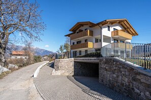 Exterior - "Sunnig - Apartment Morgensonne" with Mountain View, Balcony & Wi-Fi (Völlan)
