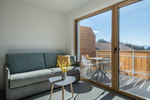 Tv och ett bordtennisbord