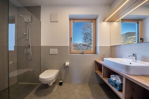 Douche, sèche-cheveux, serviettes fournies