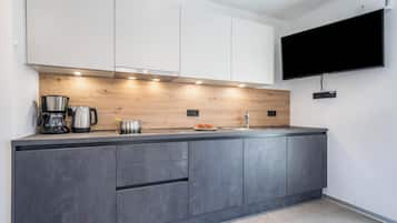 Frigorifero, piano cottura, lavastoviglie, macchina per tè/caffè