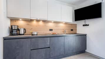 Fridge, stovetop, dishwasher, coffee/tea maker