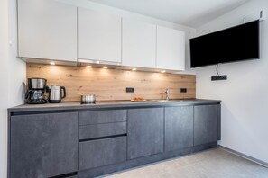 Køleskab, kogeplade, opvaskemaskine, kaffe-/temaskine