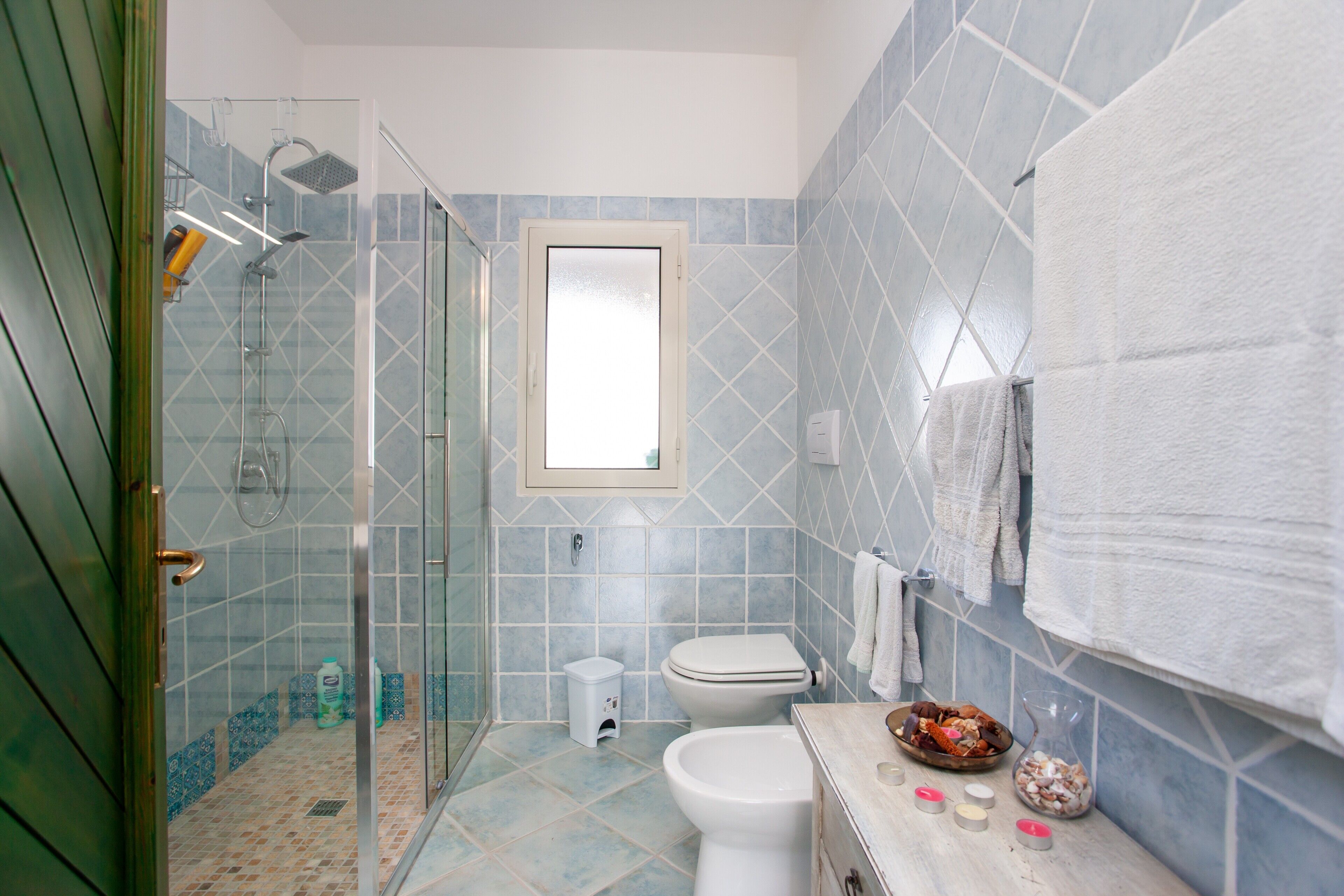 Dusche, kostenlose Toilettenartikel, Haartrockner, Handtücher