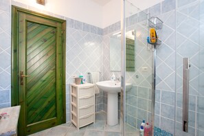 Shower, free toiletries, hair dryer, towels - Casa Francesco Apartment near the Beach with Terraces and Garden (Orosei)