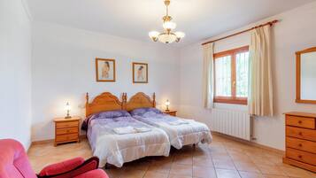 2 bedrooms, iron/ironing board, free WiFi, bed sheets