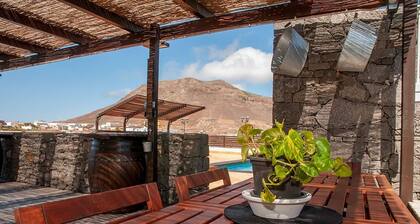 Finca 'Jardín del Norte' with Mountain View, Private Pool, Terrace & Wi-Fi