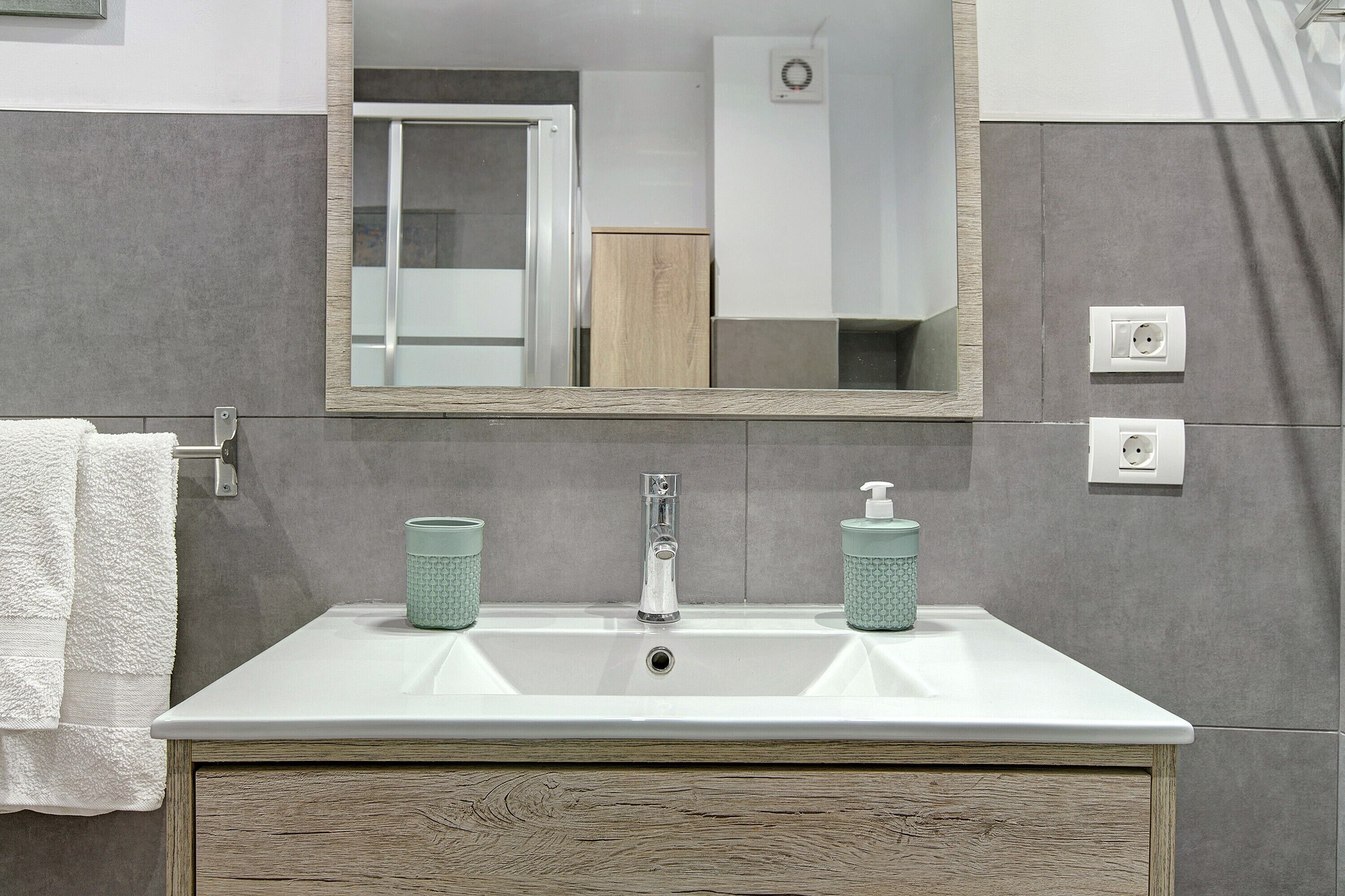 Dusch, hårtork och handdukar