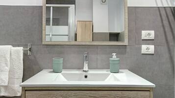 Dusch, hårtork och handdukar