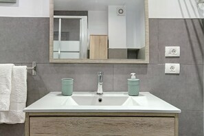 Dusche, Haartrockner, Handtücher