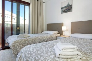 2 slaapkamers, een strijkplank/strijkijzer, gratis wifi, beddengoed