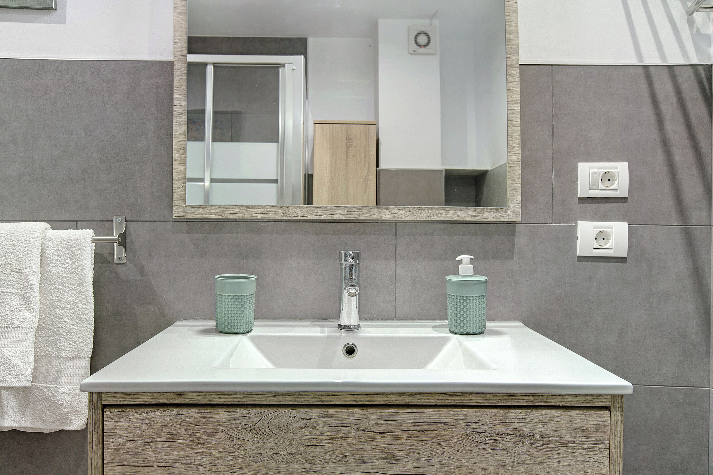 Suihku, hiustenkuivaaja, pyyhkeet